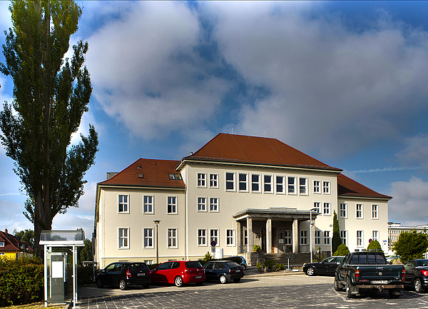 zweistöckiger Altbau mit rotem Dach, Zahnklinik Rostock Prothetik